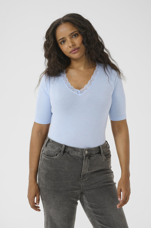 KComia - T-shirt med V-hals