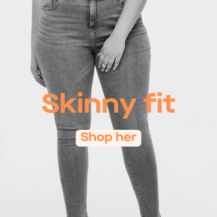 Skinny jeans er tætsiddende jeans med stræk, der følger benets form hele vejen ned og giver et slankt, moderne og kropsnært look.