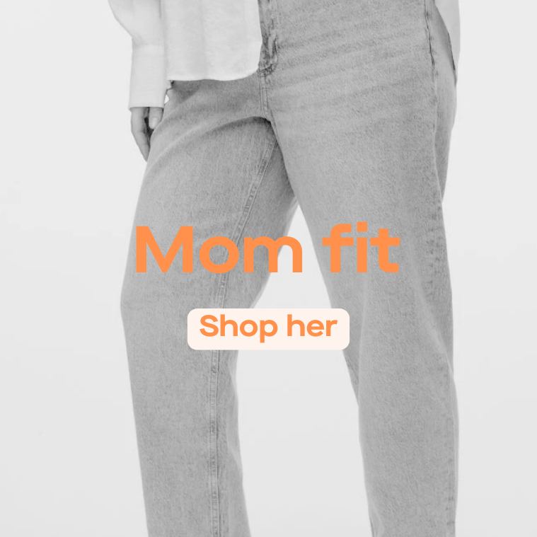 Mom jeans er højtaljede og sidder mere løst omkring hofter og lår, før de smalner let ind ved anklerne.