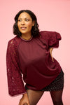 AnInda 499 - Sporty Bluse med Blondeærmer