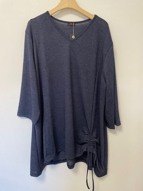 LGBouse med V-hals og rynkete detaljer på siden