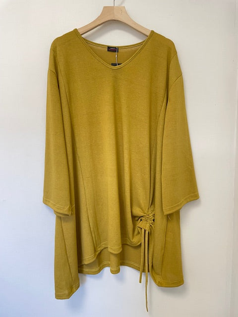 LGBouse med V-hals og rynkete detaljer på siden