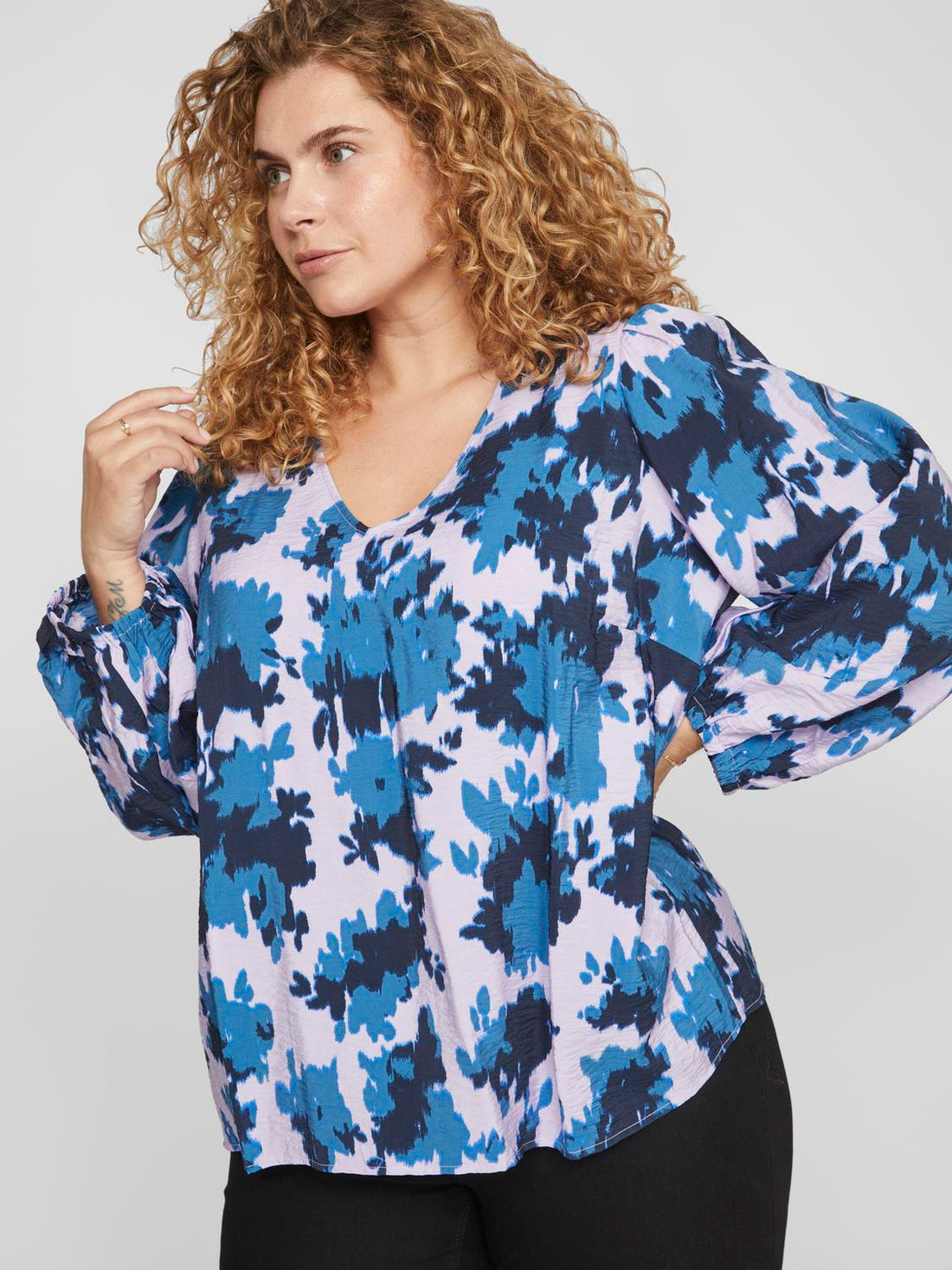 VIDOGMA KATE V-NECK LS TOP