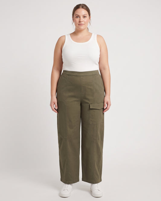 AI-genereret visning af ONLY CARMAKOMA CarIna Cargo Barrel Pull Up Bukser - Ivy Green