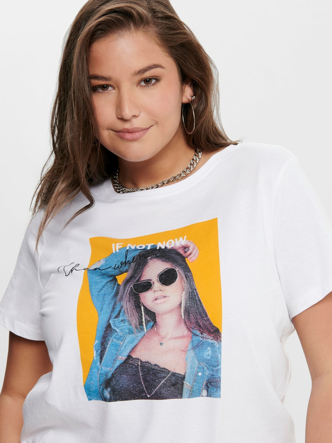 Cool t-shirt med print fra Carmakoma-Pluspige