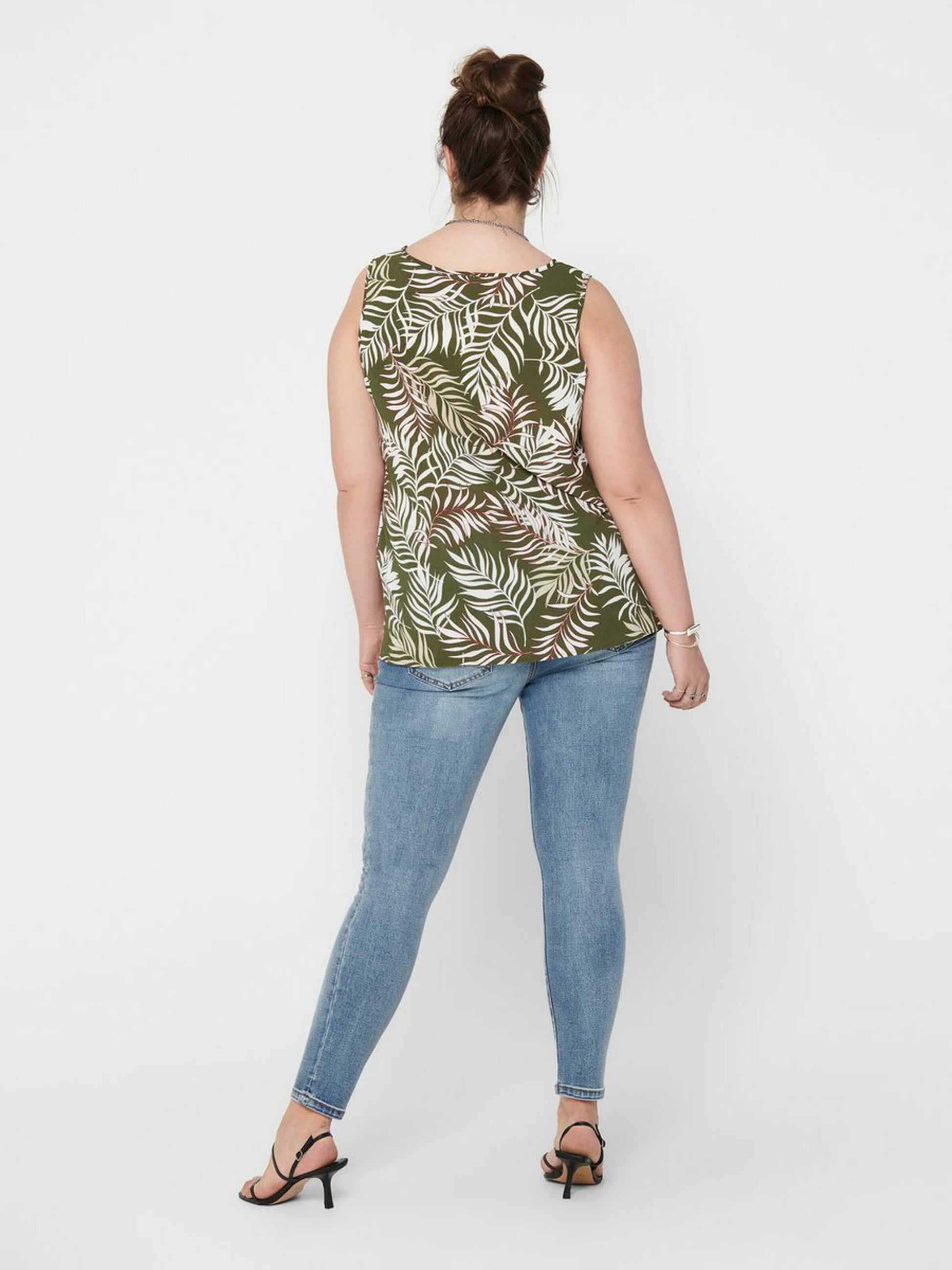 Top med V-hals fra Carmakoma!-Pluspige