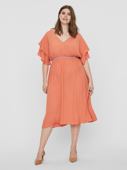 Viscosekjole med bælte-detalje fra Junarose-Pluspige