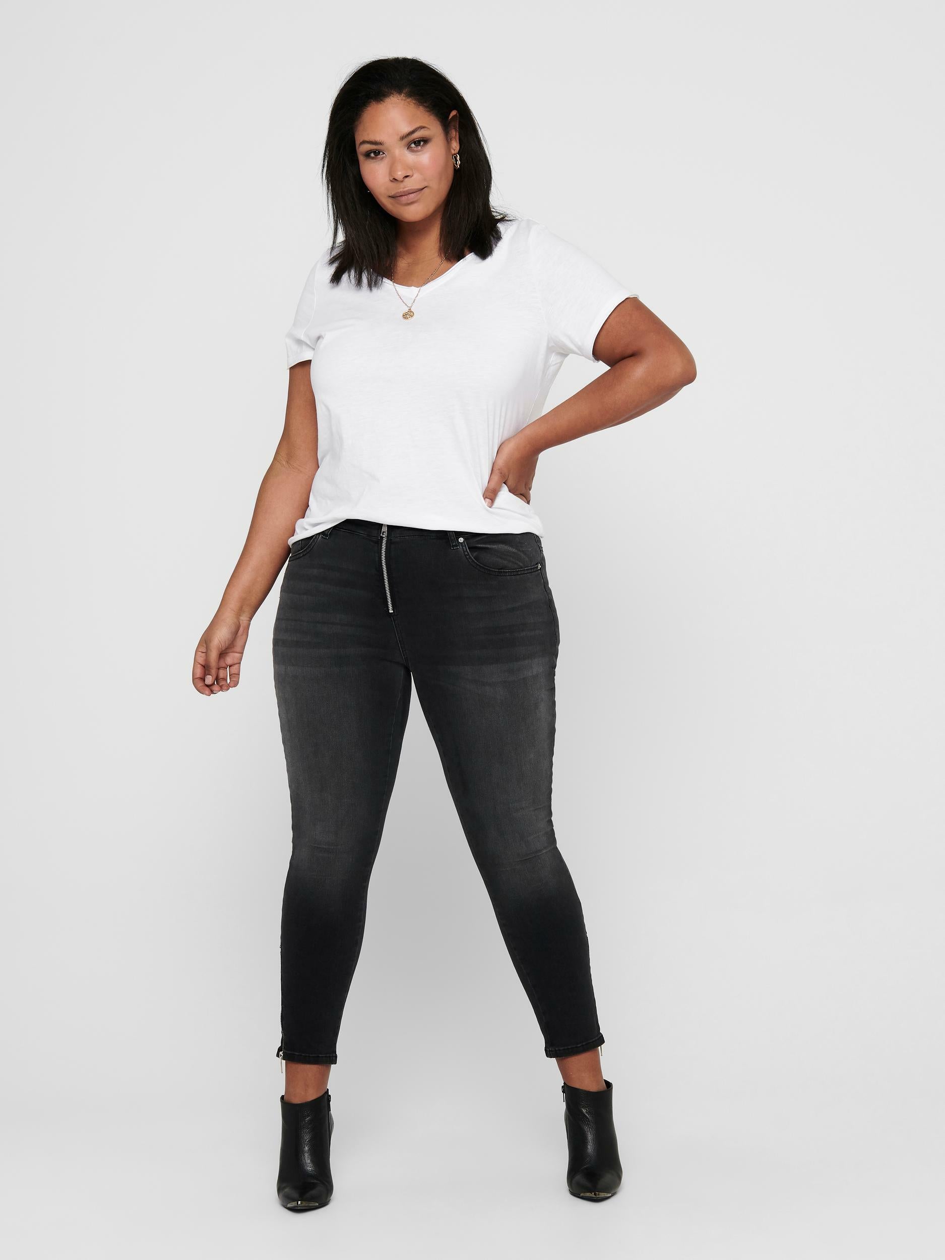 Super smarte mørkegrå jeans med lynlås-detaljer fra Carmakoma-Pluspige