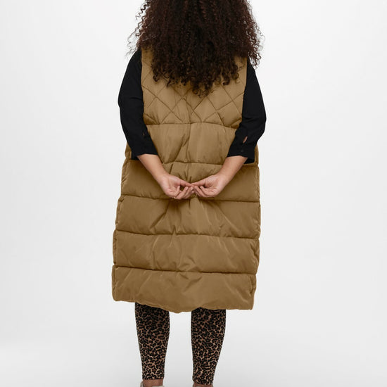 Smart quiltet vest fra Carmakoma-Pluspige