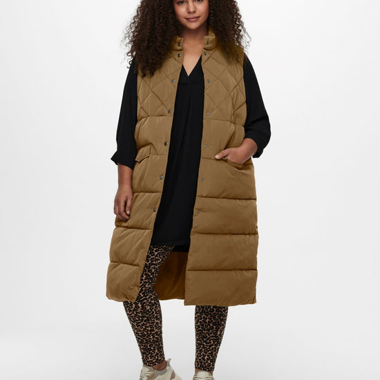 Smart quiltet vest fra Carmakoma-Pluspige