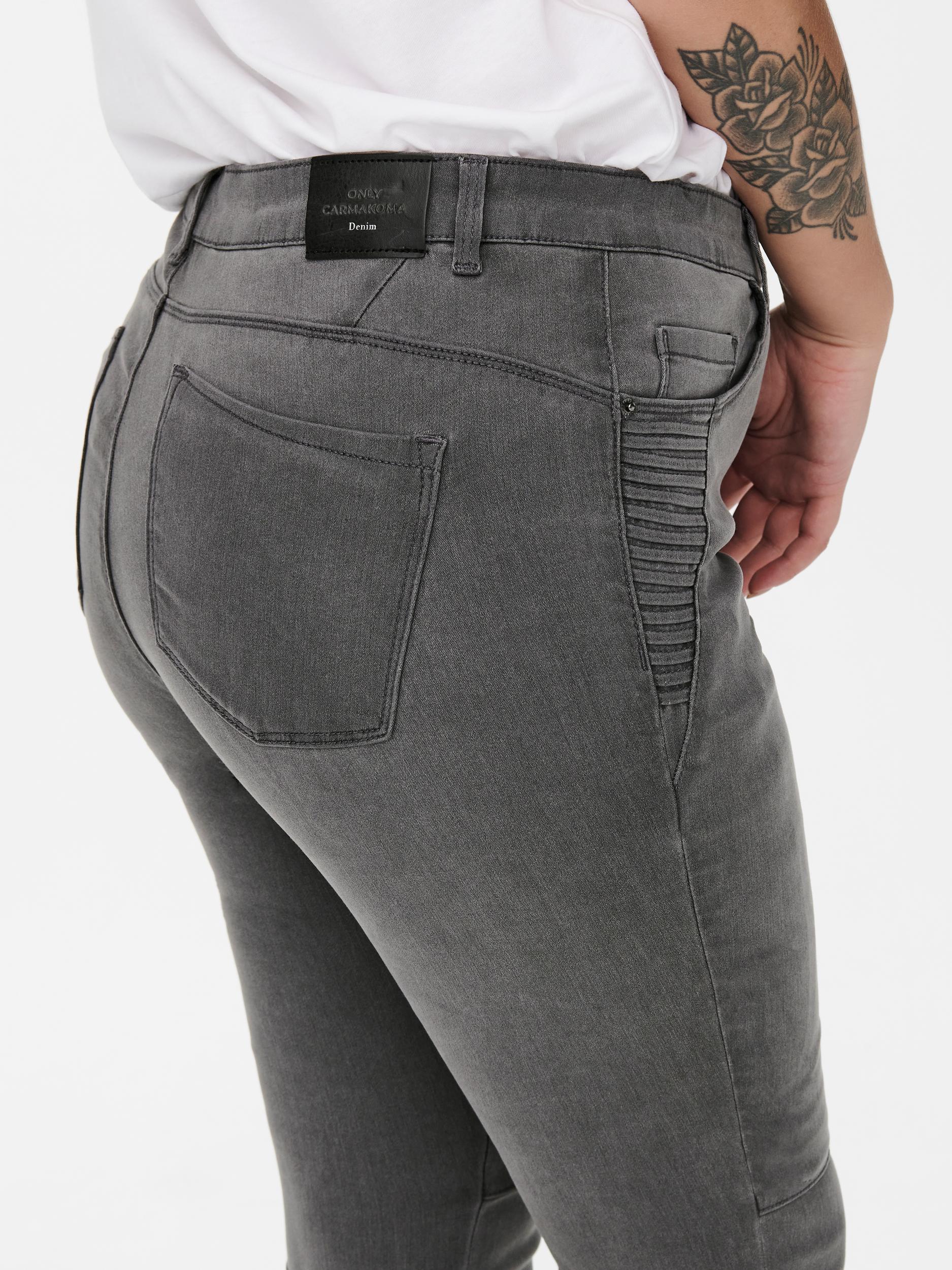 Grå jeans med biker-detaljer fra Carmakoma-Pluspige