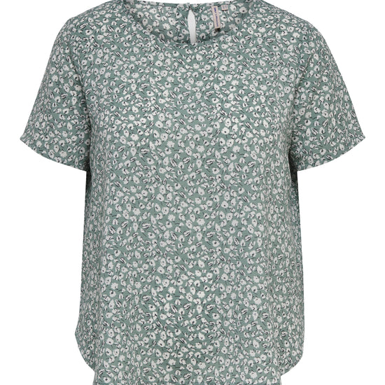 Bluse med hvide blomster og korte ærmer fra Carmakoma-Pluspige