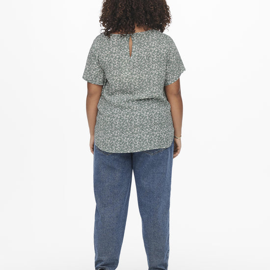 Bluse med hvide blomster og korte ærmer fra Carmakoma-Pluspige