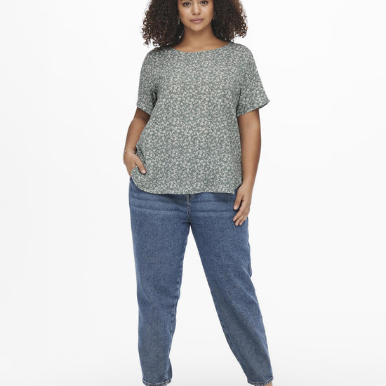 Bluse med hvide blomster og korte ærmer fra Carmakoma-Pluspige