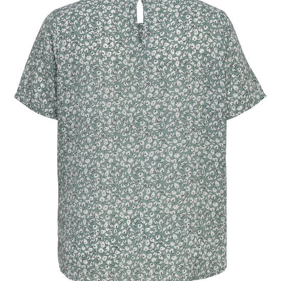 Bluse med hvide blomster og korte ærmer fra Carmakoma-Pluspige