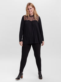 Feminin blondebluse med høj hals fra Vero Moda Curve-Pluspige