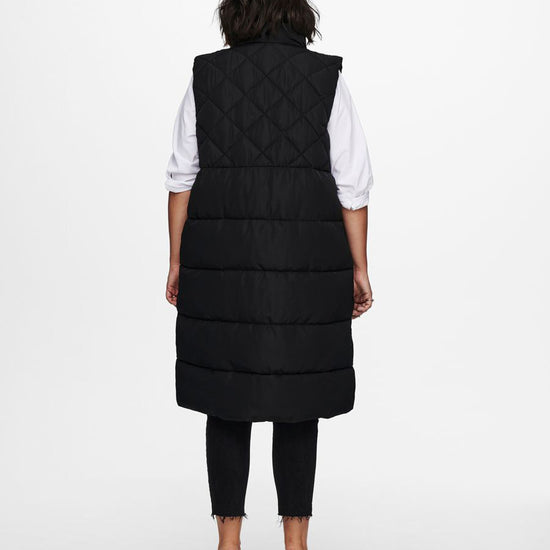 Smart quiltet vest fra Carmakoma-Pluspige